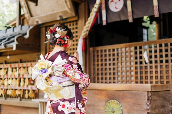 初詣をする女性の写真