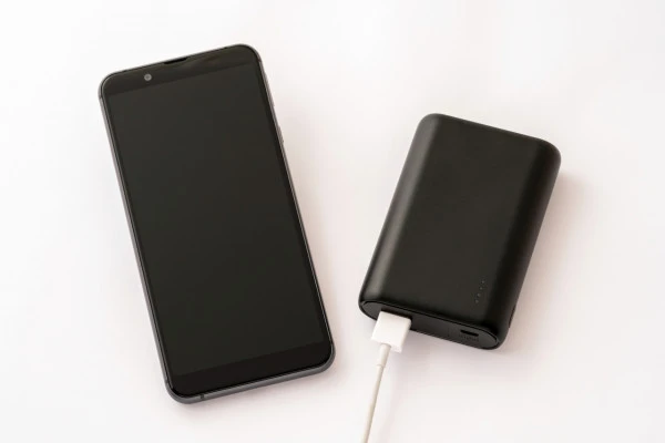 モバイルバッテリーとスマートフォンの写真