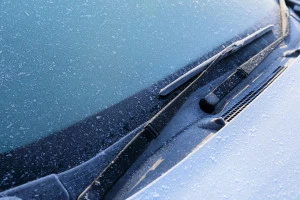 霜で凍りついた車のイメージ