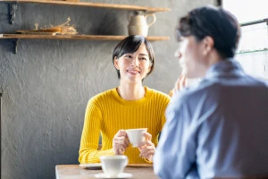 カフェでデートをするカップルの写真