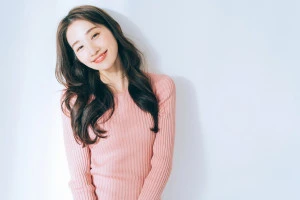 自然な笑顔の女性の写真