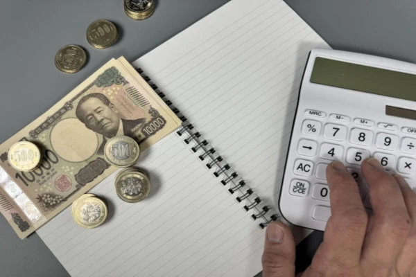 お札と硬貨とノートと計算機