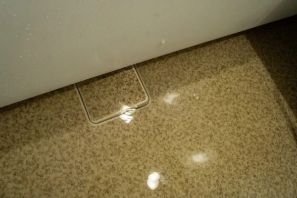 お風呂の排水溝が詰まって浴室に水がたまっている様子