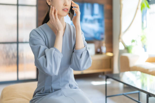 電話で相談をしている女性の画像