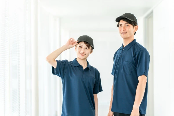 ホームセンターのスタッフが並んでいる様子