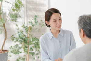 ミドル女性に寄り添う女性の写真