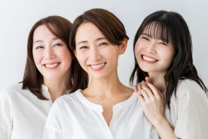 笑顔の三人の女性の写真