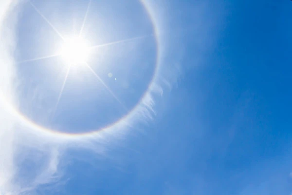 青空と太陽の写真