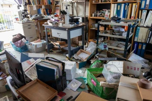 物にあふれた部屋の写真