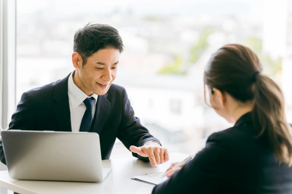 書類を確認しながら相談する男女