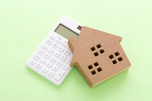 電卓と住宅のオブジェの写真
