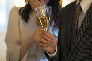 立食形式のパーティーに参加する男女の写真