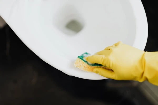 便器をスポンジで磨いている様子