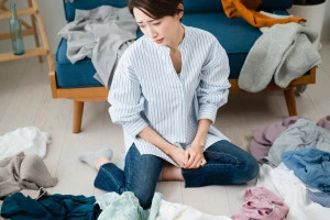 片付けができずに困っている女性の写真