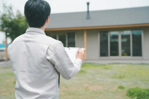 庭を見つめる業者の写真