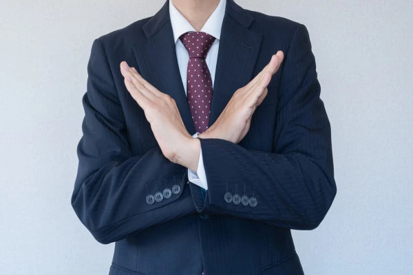 断っている男性の画像