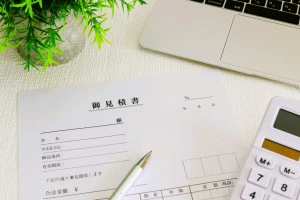 電卓と見積書の写真