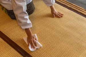 畳を掃除している写真