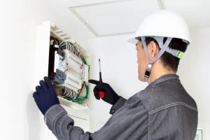 電気工事士の写真