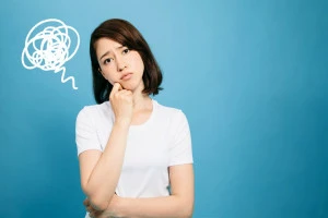 悩む女性の写真