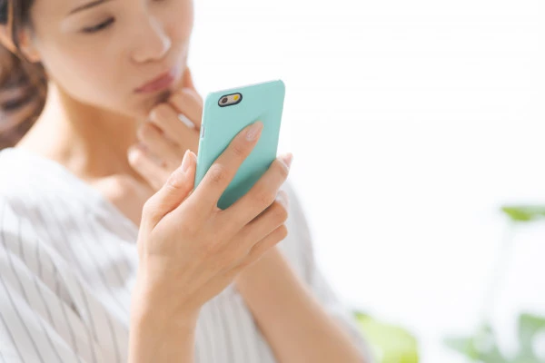 スマホを使って検索している画像