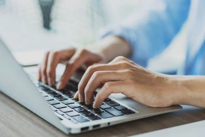 パソコンで調べ物をしている写真