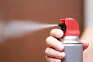殺虫剤をスプレーしている写真