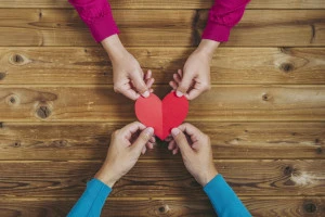 ハートを持つ男女の写真