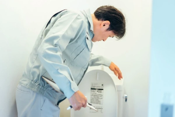 トイレタンクの水がたまらないのを業者に依頼した様子
