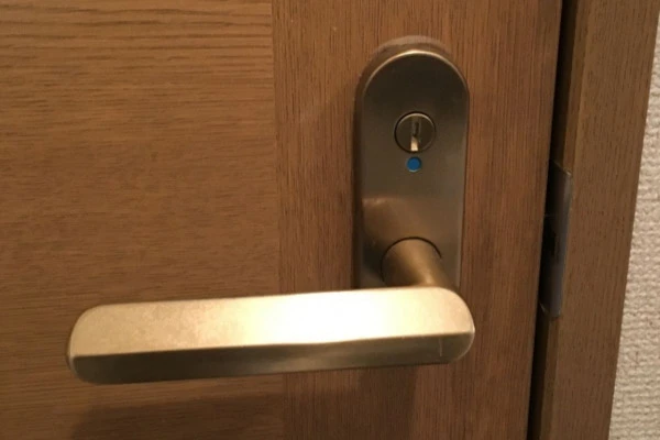 トイレの外から見たドアノブの写真