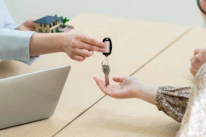 引っ越し先の鍵を受け取っている写真