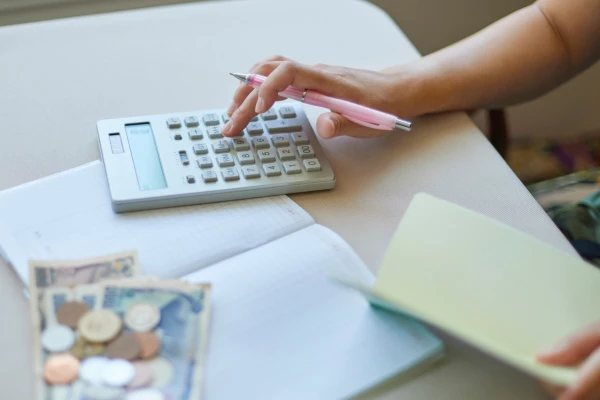 電卓でお金の計算をしている様子