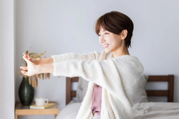 キレイな部屋でスッキリとしている女性7の写真