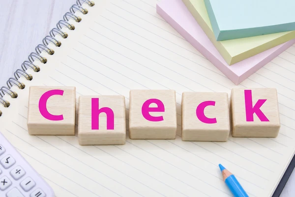 Checkの文字が入ったノートと付箋の画像