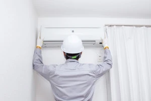 エアコンの点検を行う事業者の写真