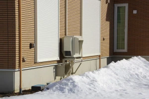 防雪フードのついた室外機の写真