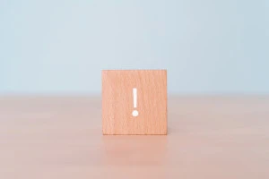 ビックリマークが書いてあるブロックの写真