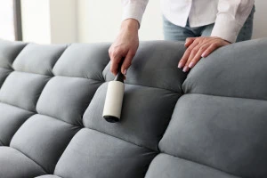 ソファを粘着クリーナーで掃除する様子