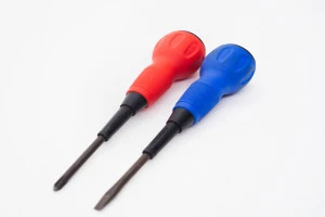 物置の撤去で使うドライバーの写真