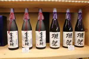 店頭で販売されている日本酒の写真