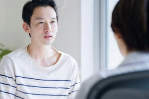 診断を受ける男性の写真