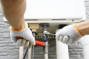 給湯器修理業者の手元写真