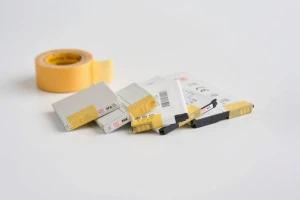 端子にテープを貼ったリチウムイオン電池の写真