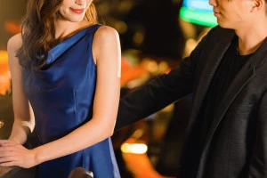 バーで飲み交わす男女の写真