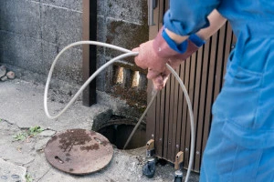 排水管の高圧洗浄をしている様子