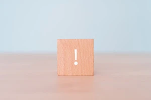 ビックリマークが書いてあるブロックの写真
