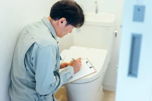 トイレの点検を行う専門事業者の写真