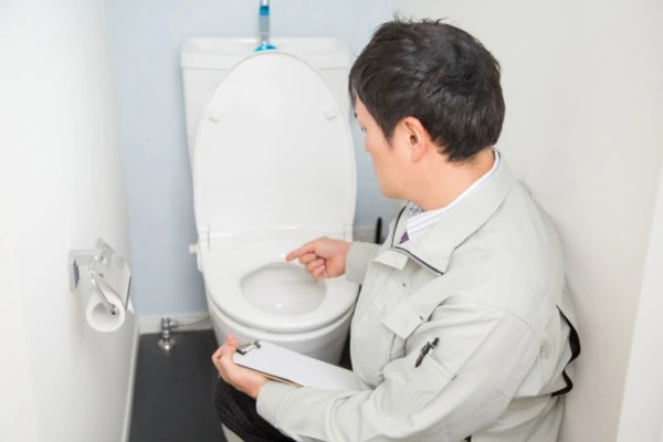 トイレの流れが悪い状態の修理を業者に依頼した様子