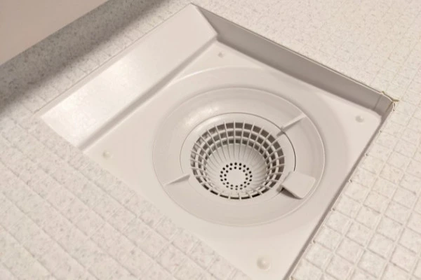 お風呂の排水溝に水がたまっているのを事業者に解消してもらった後の様子