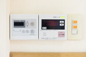 電源の入っていない給湯器のリモコンの写真